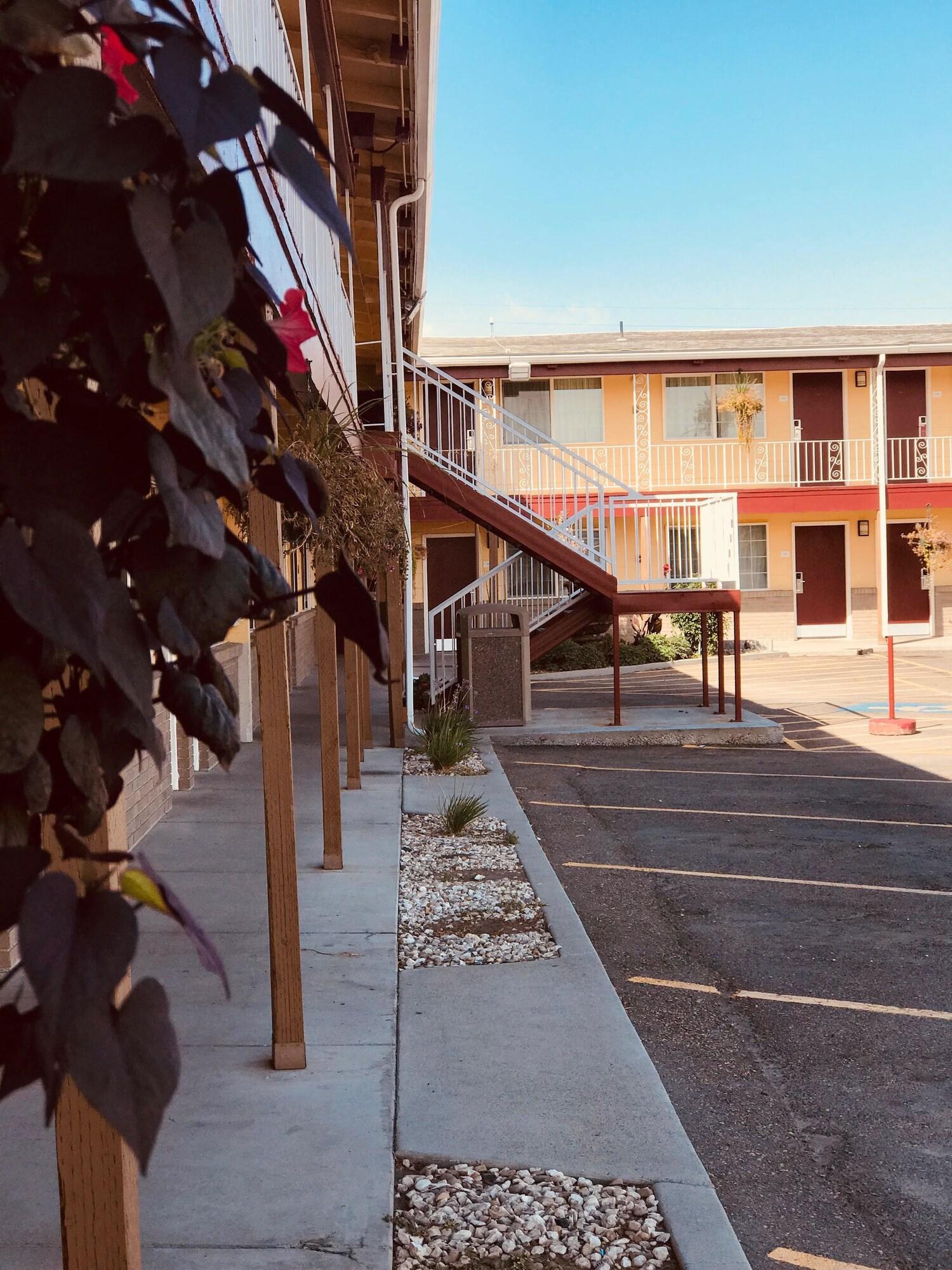 ซูเปอร์ 8 บาย วินด์แฮม ออนแทรีโอ Motel ออนตาริโอ ภายนอก รูปภาพ